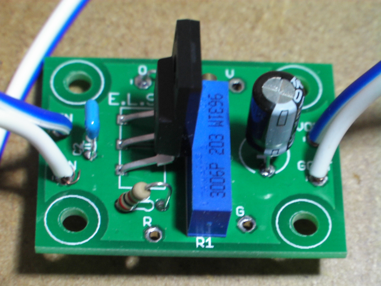 出力電圧可変５端子レギュレーター